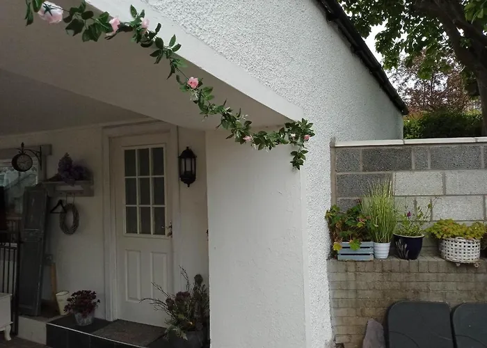 2 Bedrooms Sleeps 4 Free Wifi Parking Outdoor Area