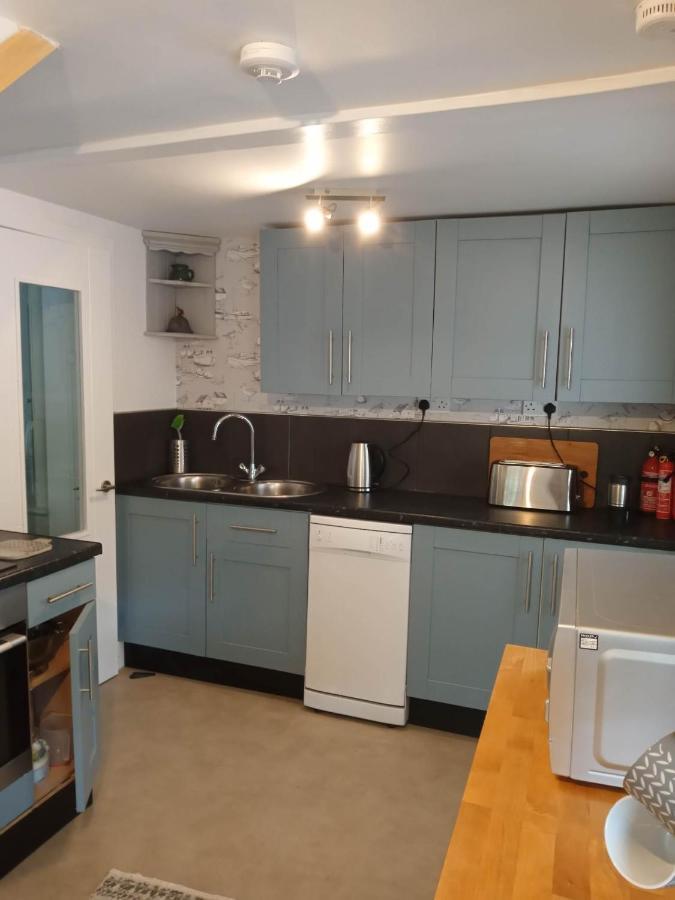 2 Bedrooms Sleeps 4 Free Wifi Parking Outdoor Area