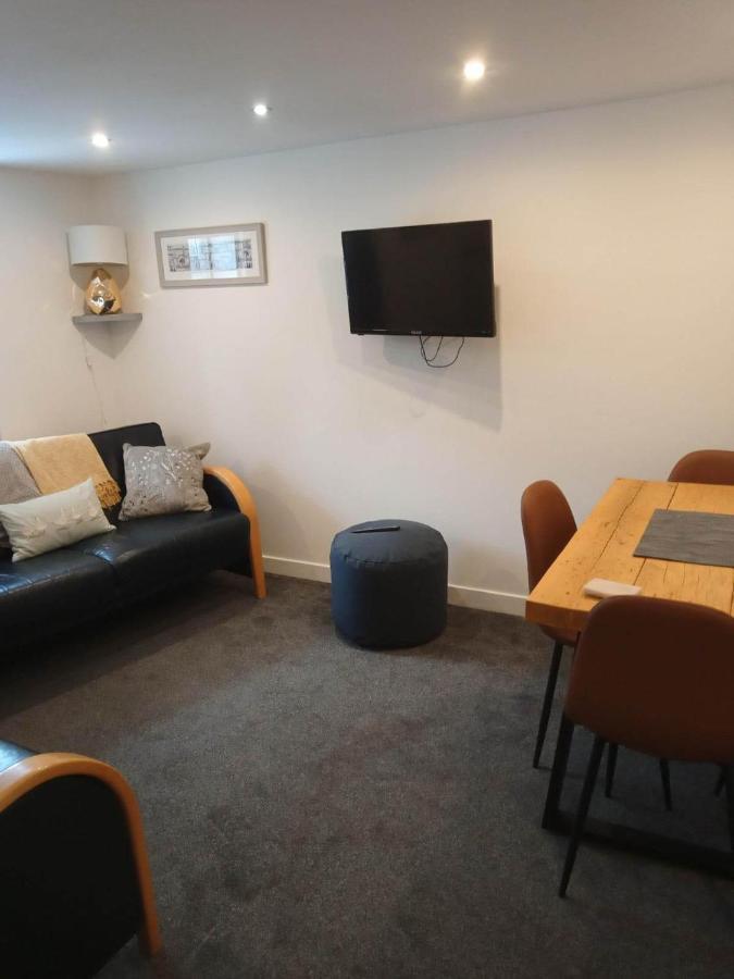 Holiday home 2 Bedrooms Sleeps 4 Free Wifi Parking Outdoor Area *