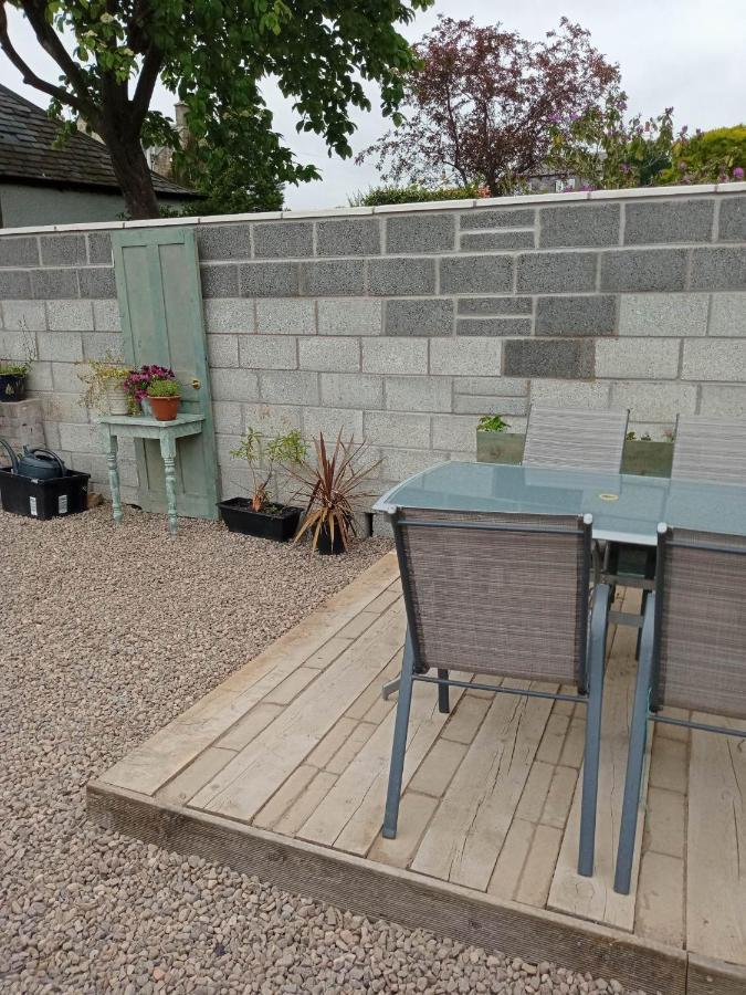 Holiday home 2 Bedrooms Sleeps 4 Free Wifi Parking Outdoor Area *