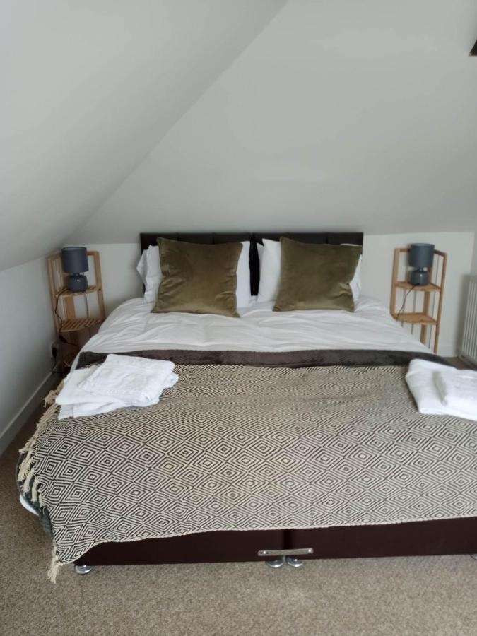 Holiday home 2 Bedrooms Sleeps 4 Free Wifi Parking Outdoor Area *