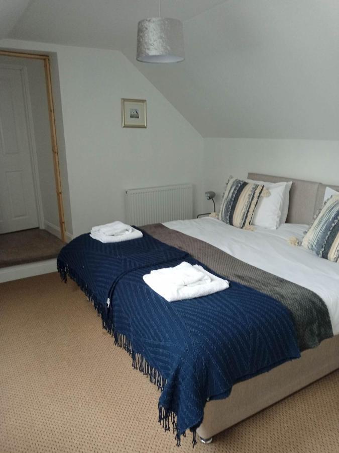 Holiday home 2 Bedrooms Sleeps 4 Free Wifi Parking Outdoor Area *