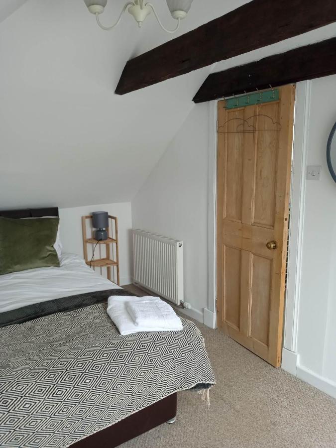 2 Bedrooms Sleeps 4 Free Wifi Parking Outdoor Area Holiday home